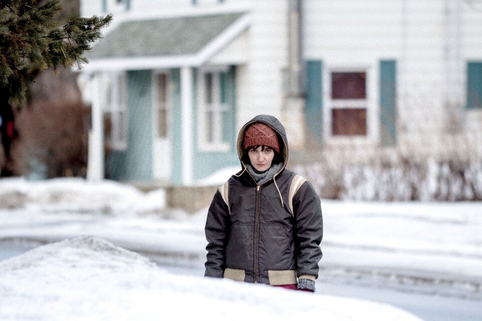 El film de Côté transcurre en gran parte en exteriores grises, siempre nevados, el paisaje desolador de un pequeñísimo pueblo de la provincia de Quebec.