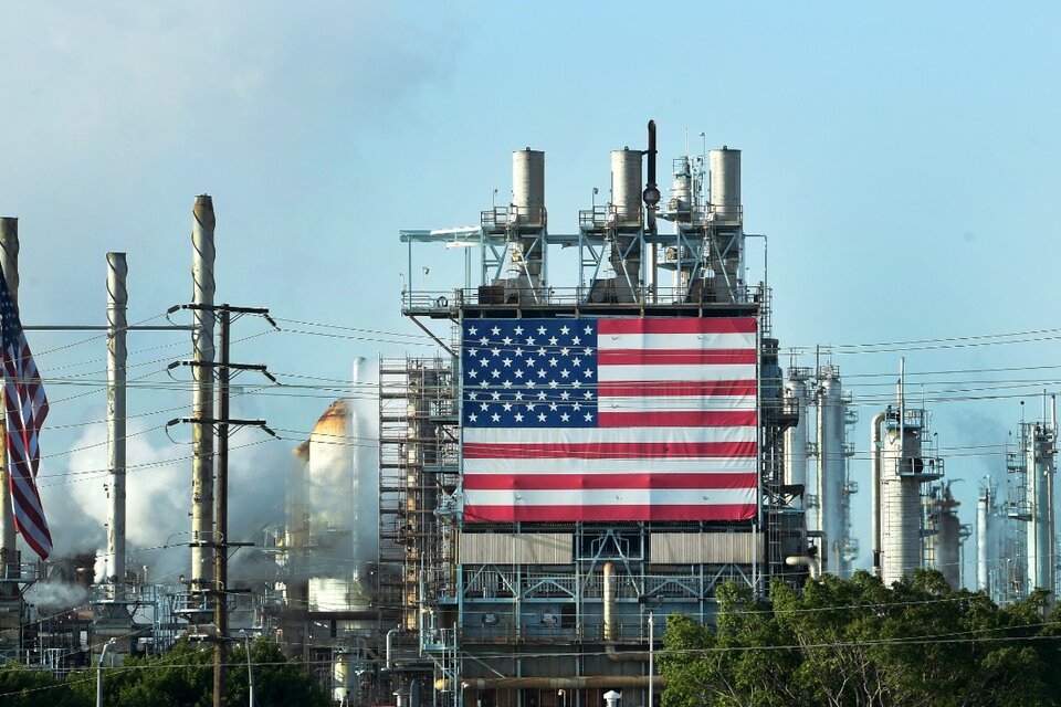 Las refinerías norteamericanas adelantaron compras de crudo que ahora no tienen dónde colocar.