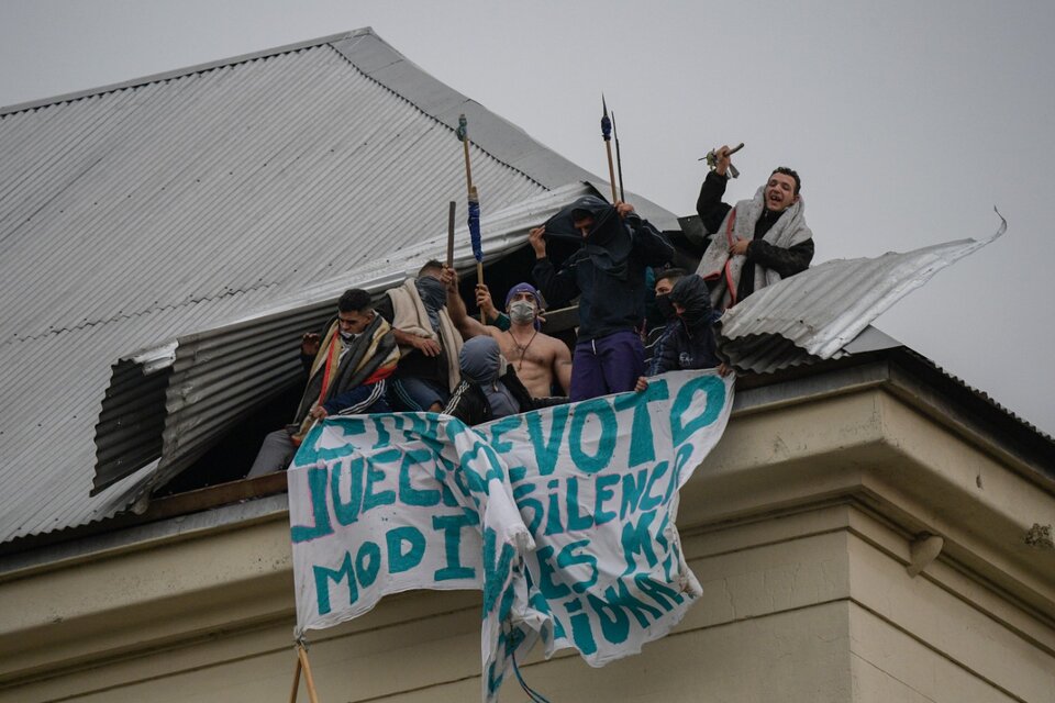 Los presos llegaron a los techos del penal durante el motín del viernes.  (Fuente: AFP)