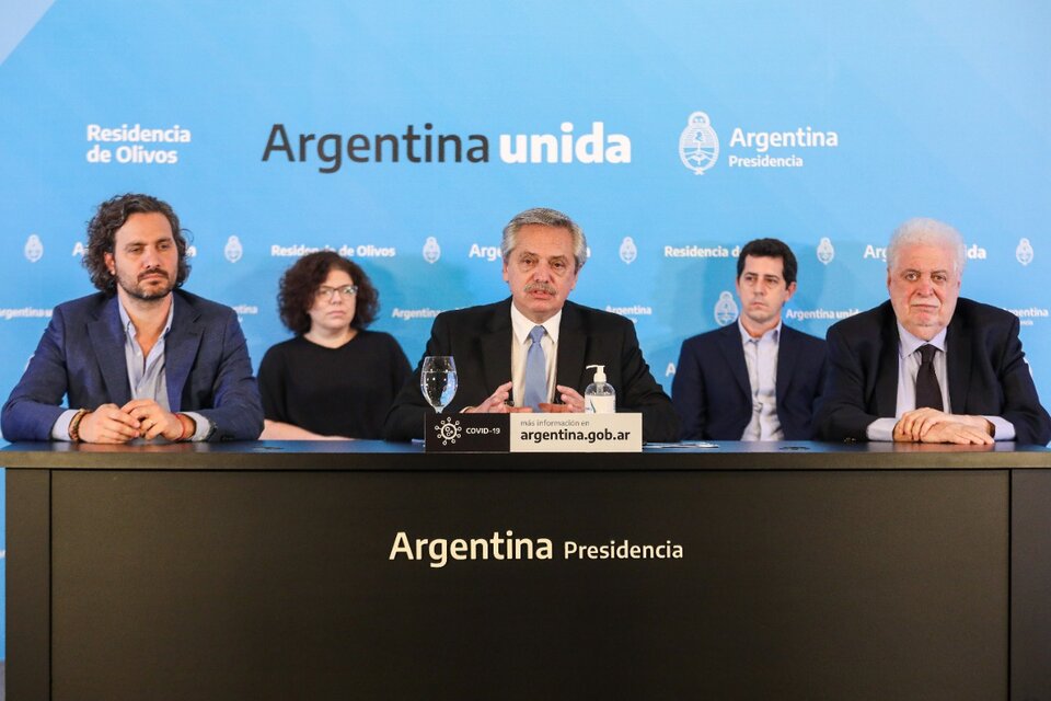 Alberto Fernández junto a sus ministros en el mensaje desde Olivos. 