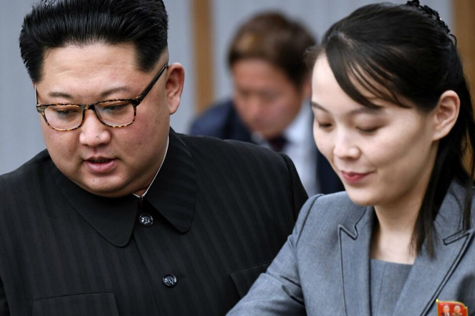 Kim Jong-un, de 36 años, junto a su hermana tres años menor, Kim Yo-jong.  (Fuente: AFP)