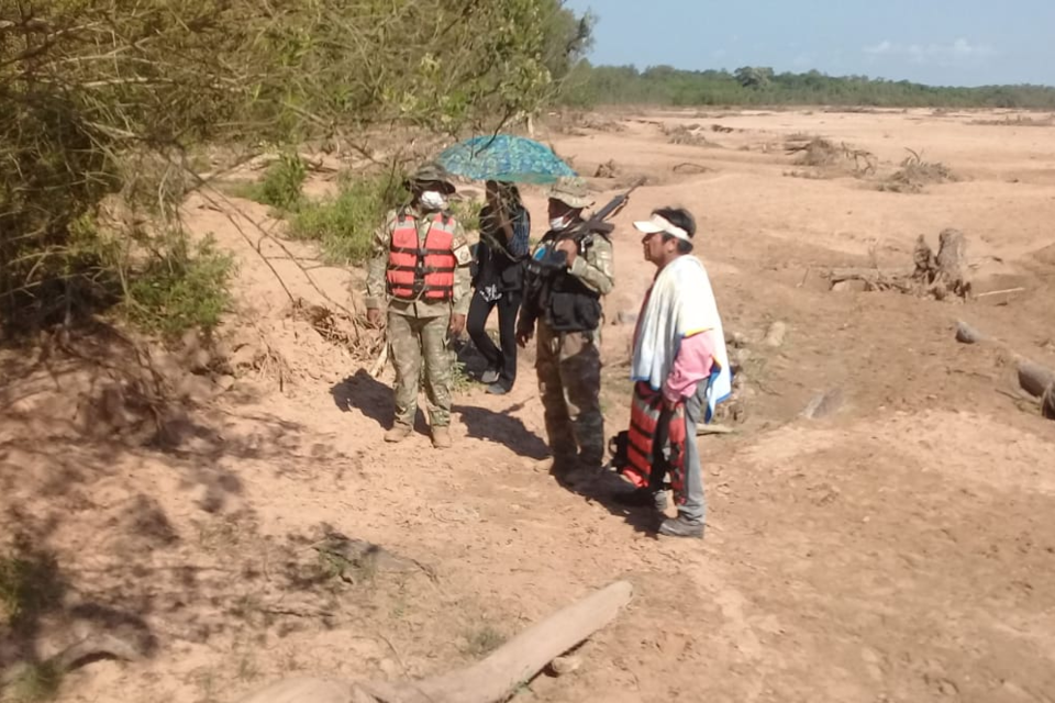 Policías de la prefectura boliviana en la playa del Río Grande de Tarija 