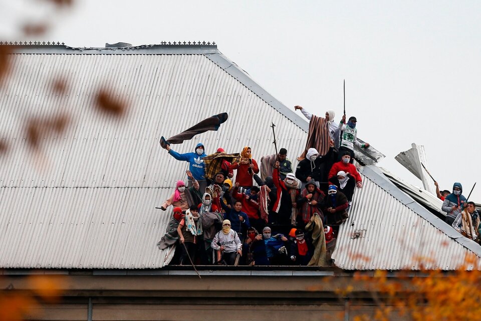 Los internos subidos al techo del penal en una protesta