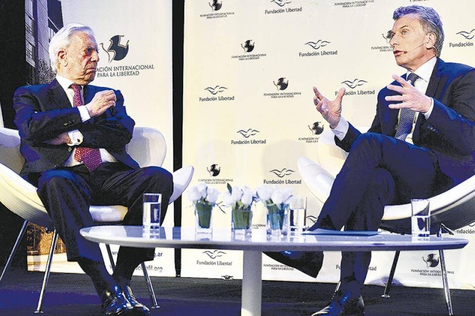 Mario Vargas Llosa y Mauricio Macri en la Fundación Libertad.