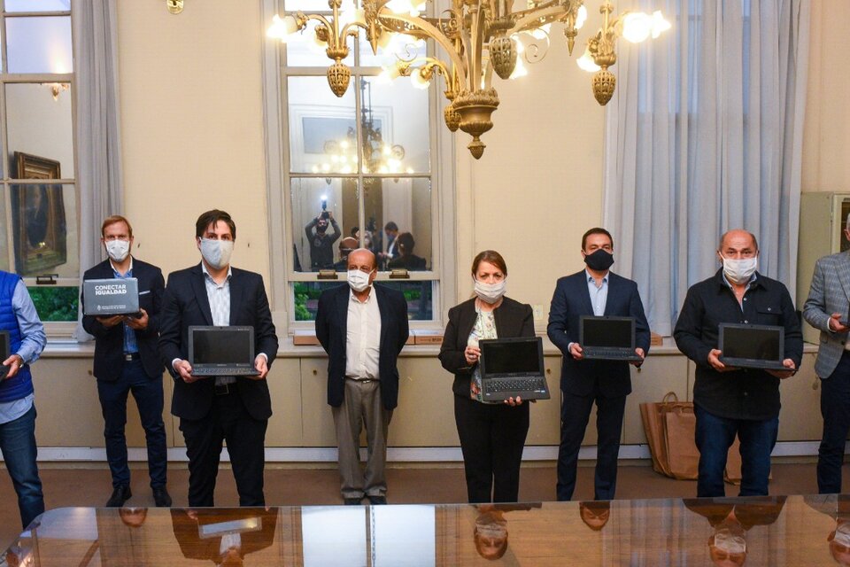 El ministro de Educación, Nicolás Trotta junto a los intendentes bonaerenses.