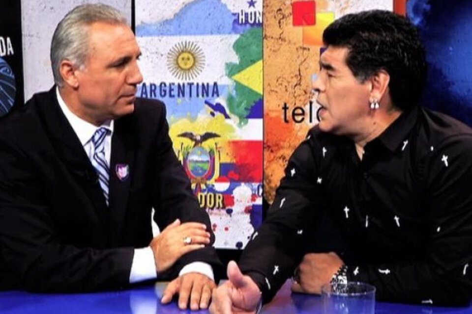 Stoichkov y Diego, en el programa que tenía Maradona durante Brasil 2014. (Fuente: Captura de TV)
