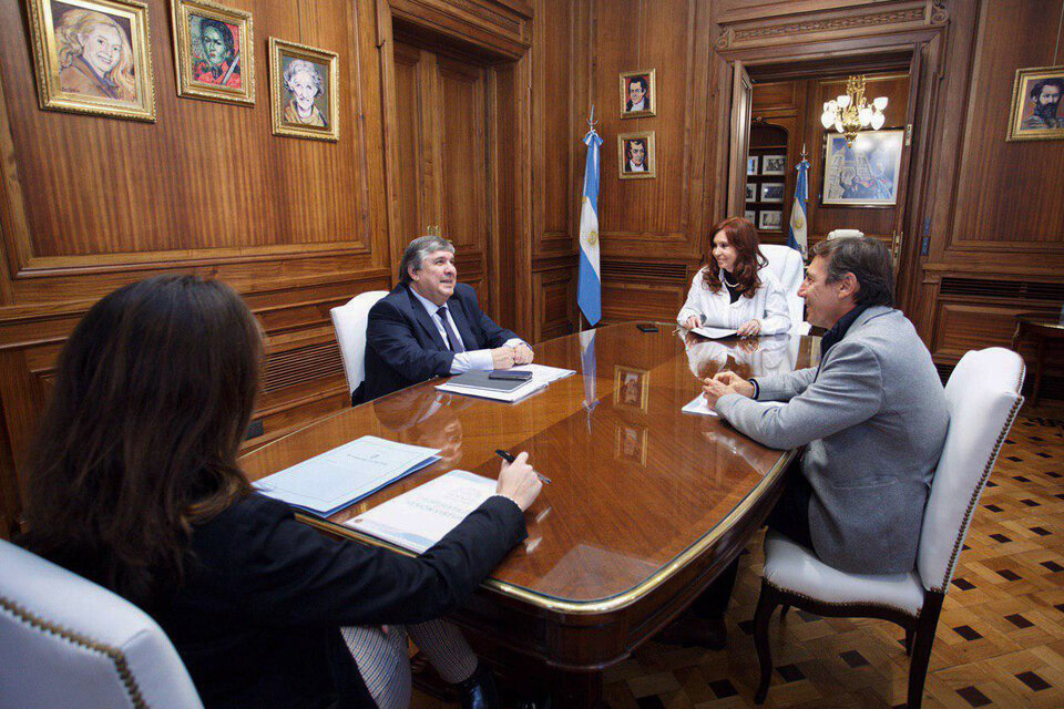 Cristina Kirchner recibió a José Mayans del Frente de Todos y a Luis Naidenoff de Juntos por el Cambio. (Fuente: NA)