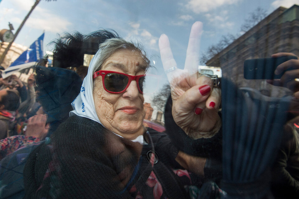 Mañana, la Asociación Madres de Plaza de Mayo que lidera Hebe de Bonafino cumple 43 años. (Fuente: AFP)