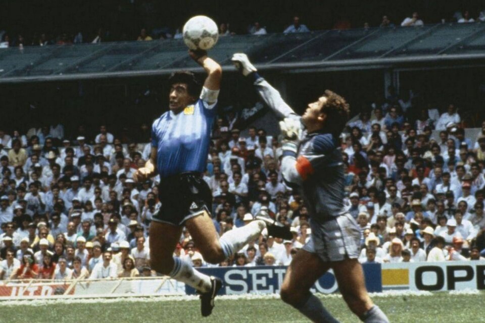 El primer gol de Diego, con la mano, a los ingleses en México '86.