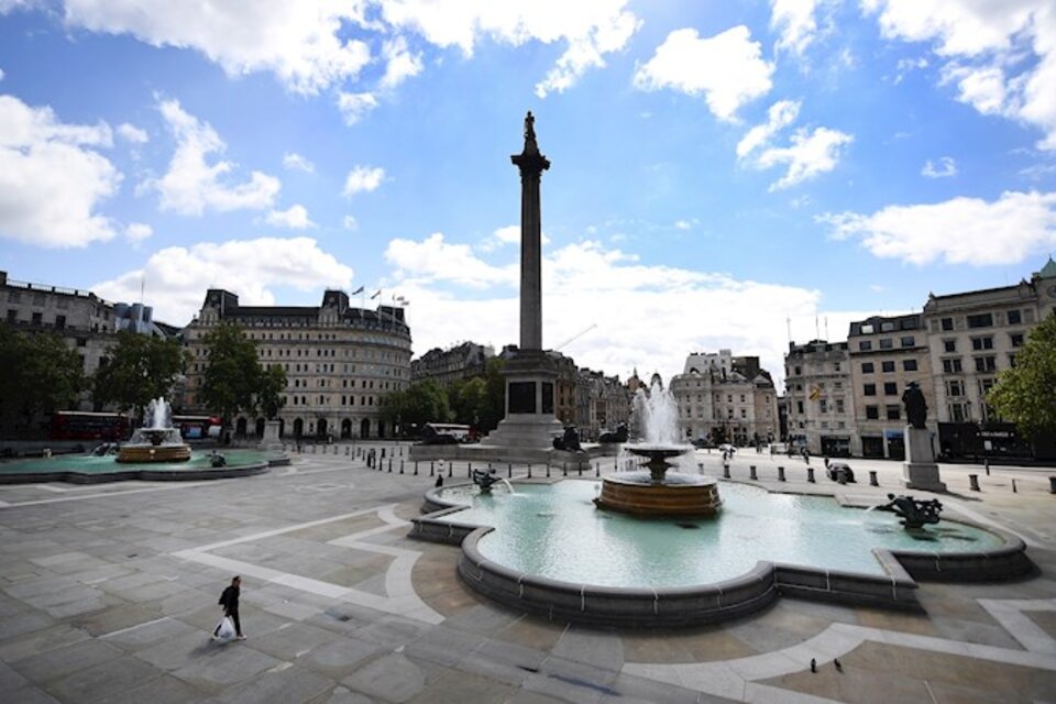 Trafalgar Square, en Londres, vacía por las medidas de confinamiento.  (Fuente: EFE)