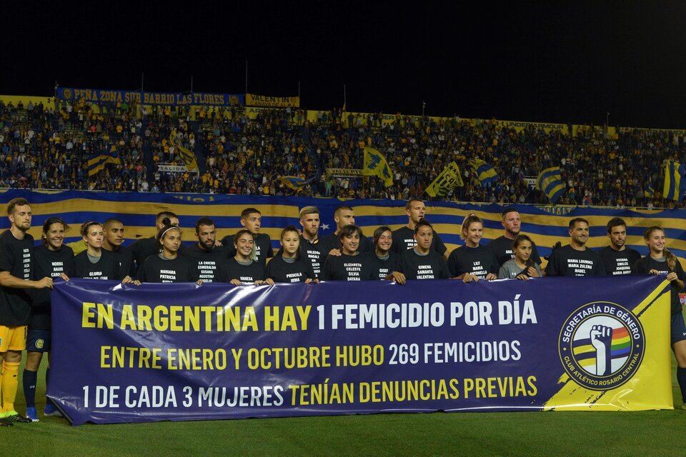 Los planteles masculinos y femeninos de Rosario Central formaron parte de una campaña. (Fuente: Télam)