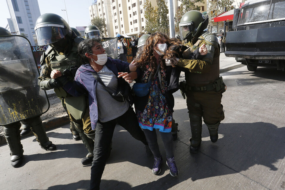 Carabineros detienen a manifestantes por el Día del Trabajador en la capital chilena. (Fuente: AFP)