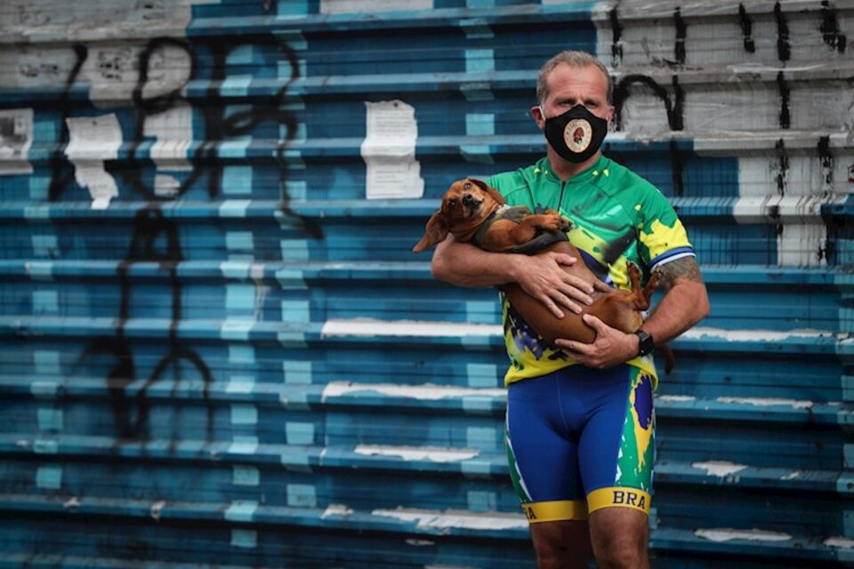 Un hombre con su perro en San Pablo, el principal estado brasileño afectado por la Covid-19.  (Fuente: EFE)