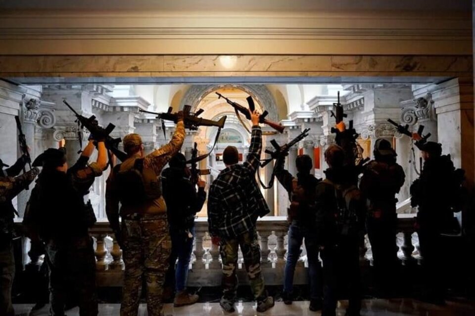 Los hombres armados ya ingresaron al recinto del Capitolio. (Fuente: Twitter)