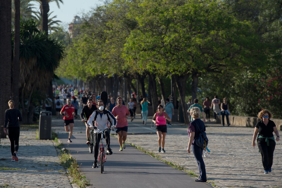 Corredores, ciclistas y quienes salgan a caminar tienen permitido salir una vez al día. (Fuente: Télam)