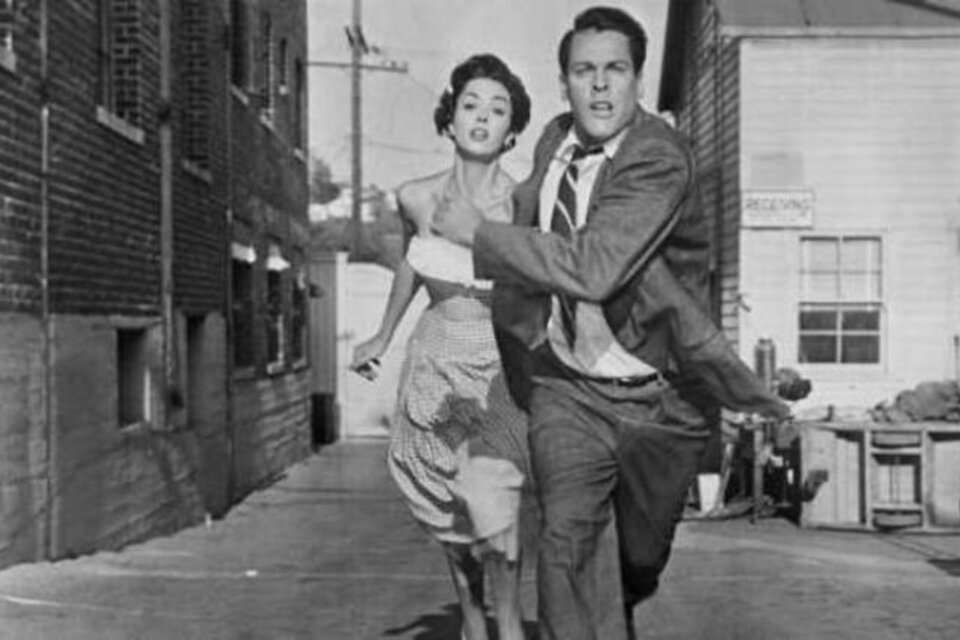 La invasión de los usurpadores de cuerpos (1956), de Don Siegel y con Kevin McCarthy, film de ciencia-ficción que describe la paranoia anticomunista.