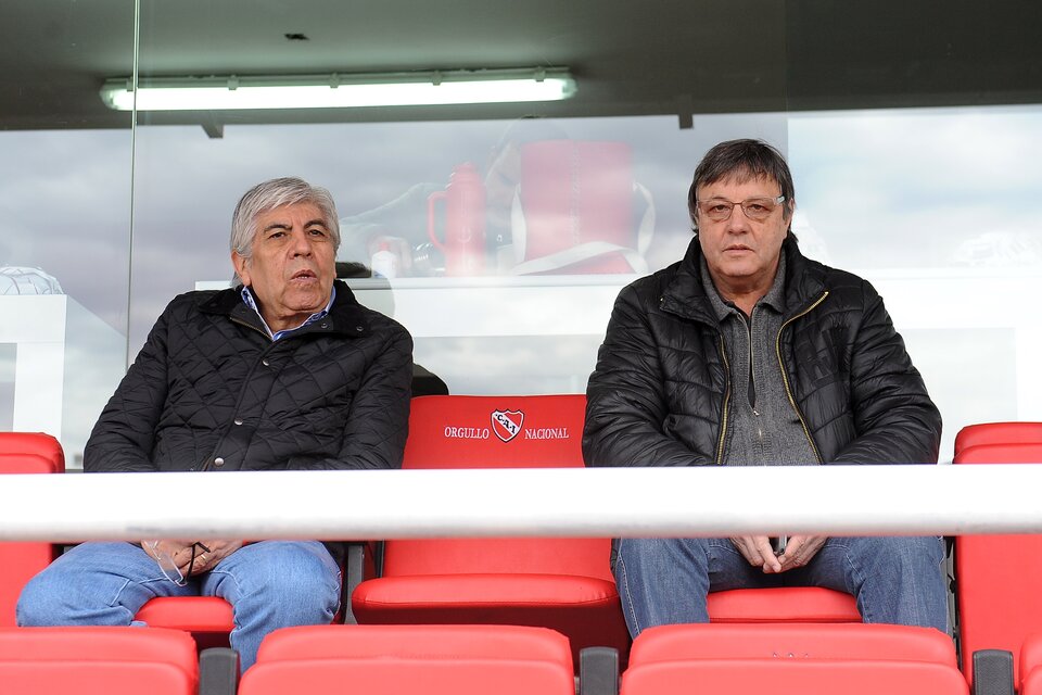 Maldonado (derecha) junto al presidente de Independiente, Hugo Moyano. (Fuente: Télam)