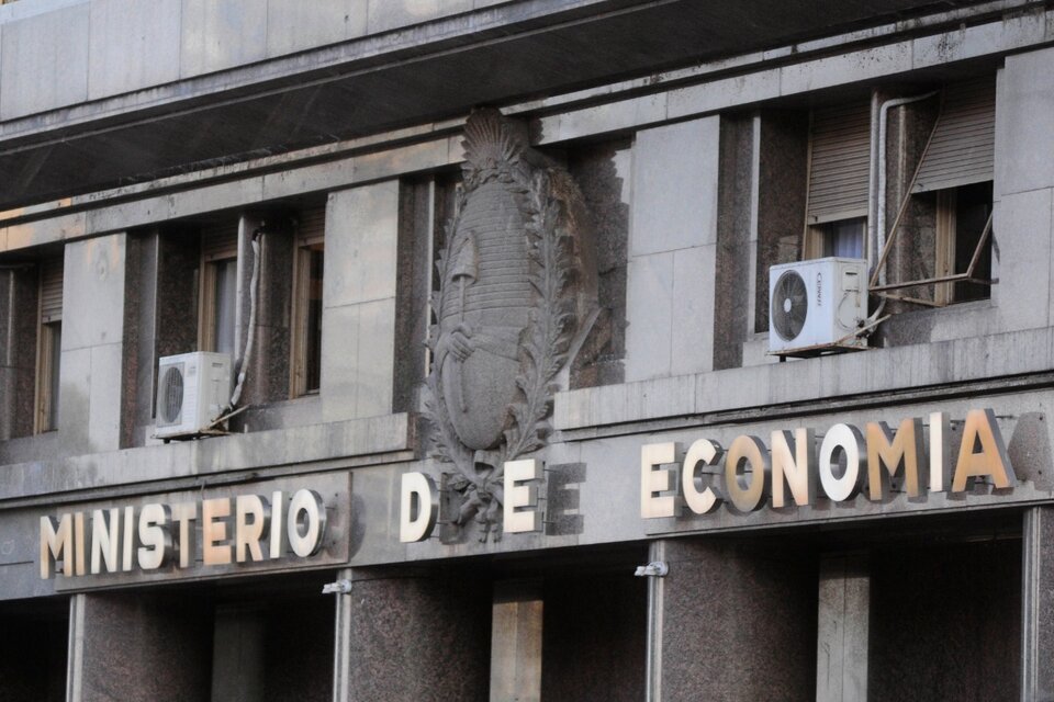 Economía asegura que por los próximos tres años no podrá afrontar los pagos en moneda extranjera. (Fuente: Alejandro Leiva)