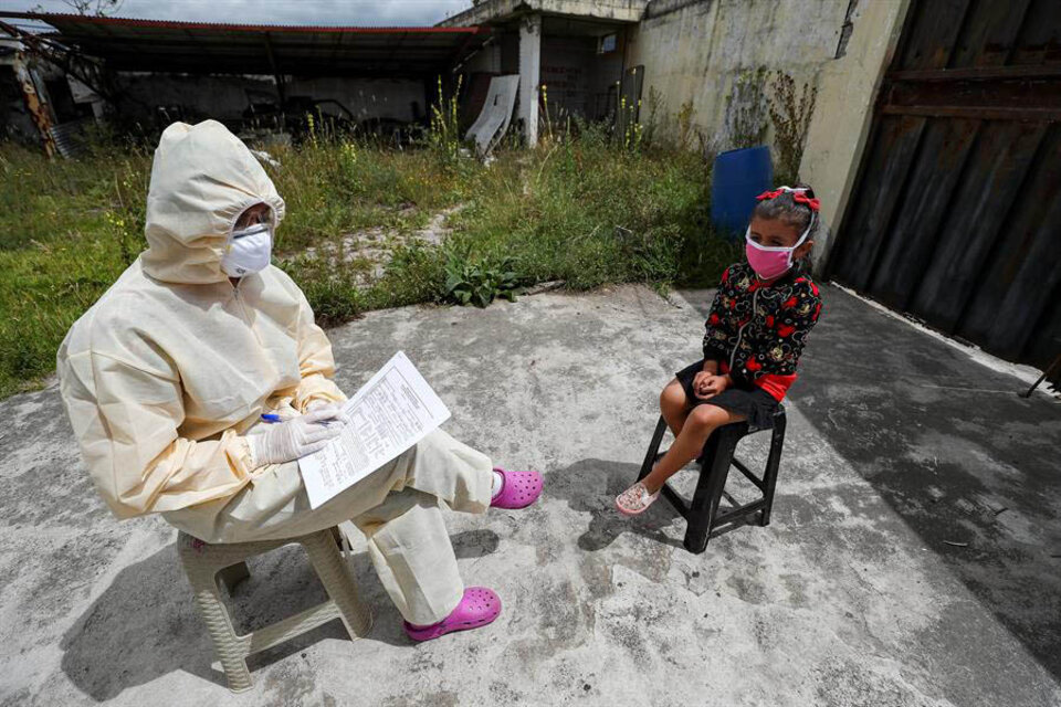 Un médico del Gobierno Provincial de Pichicncha registra información para detectar contagios por coronavirus ese lunes, en Quito (Ecuador).  (Fuente: José Jácome/EFE)