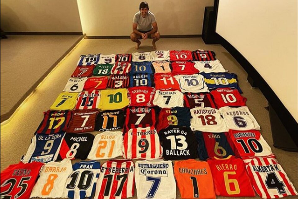 Raúl junto a los recuerdos que le dejó el fútbol. (Fuente: Instagram)