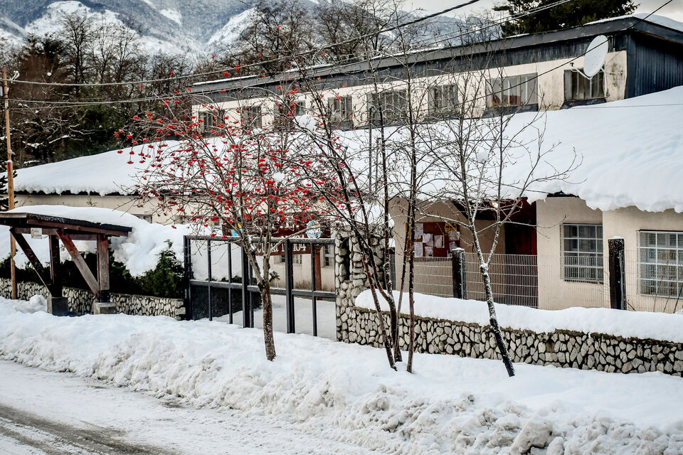 El servicio eléctrico en La Angostura se cortaron el viernes, tras la intensa nevada que cayó en la ciudad patagónica.