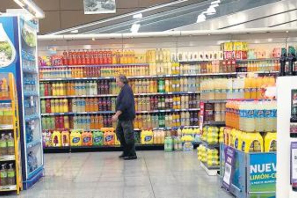 Las ventas en supermercados y shoppings llevan once meses consecutivos de bajas.