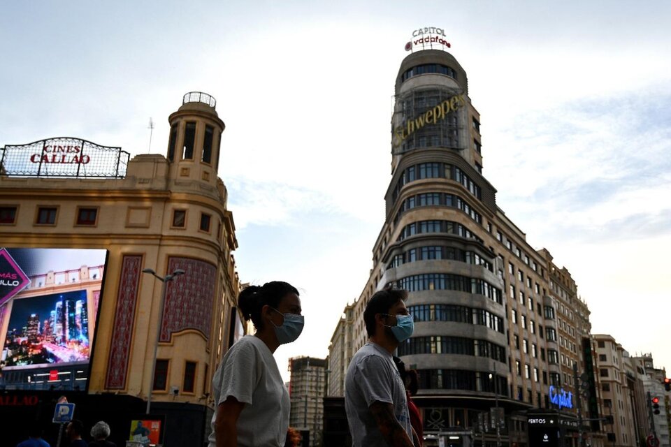 Las calles de Madrid poco a poco se van ocupando con ciudadanos enmascarados. (Fuente: AFP)
