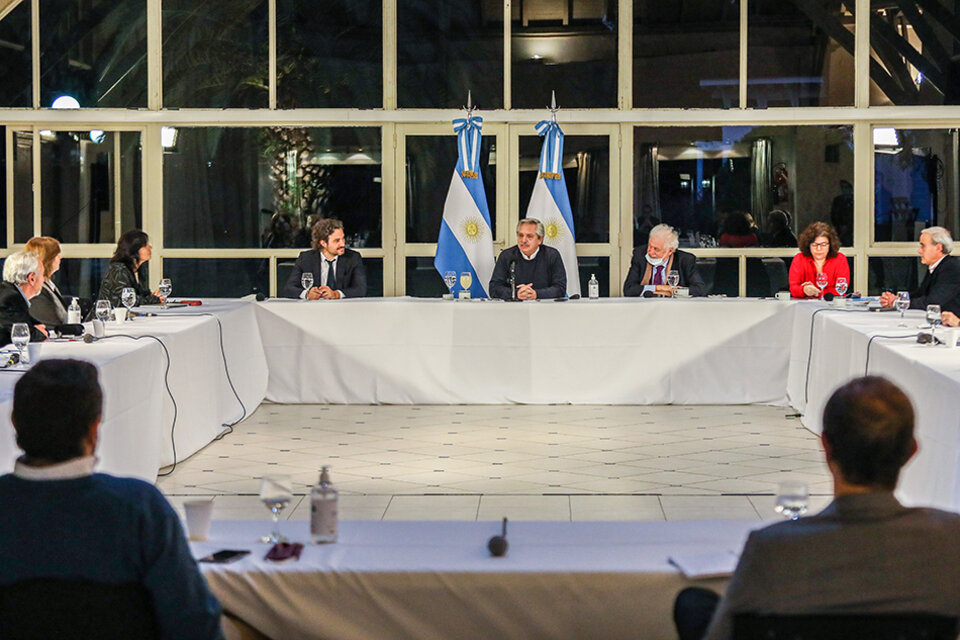 Alberto Fernández, Santiago Cafiero y Ginés González García con los expertos en Olivos.