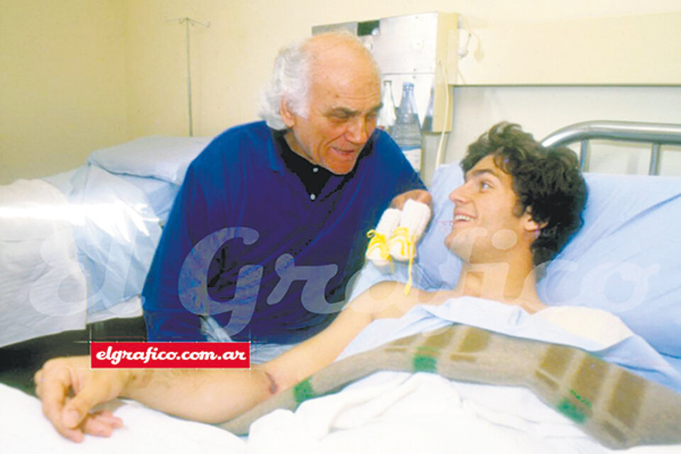 Claudio Zacarías junto a su padre, Santos, cuando permanecía internado. (Fuente: Archivo El Gráfico)