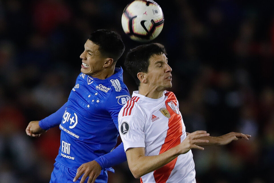 Fernández disputa la pelota con Romero. (Fuente: EFE)