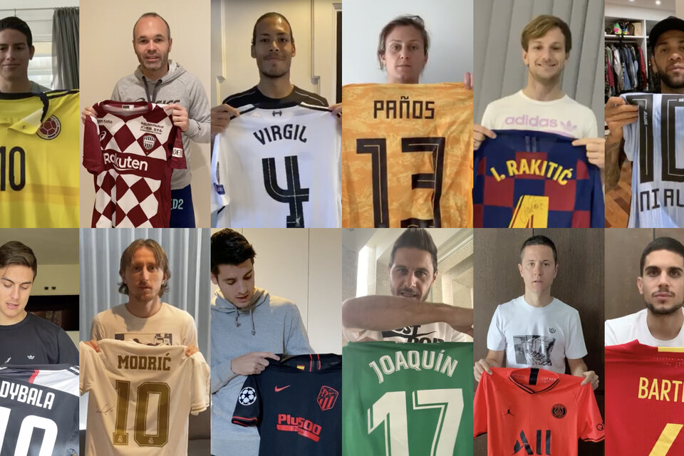 Los futbolistas muestran las camisetas que donaron a la causa solidaria.