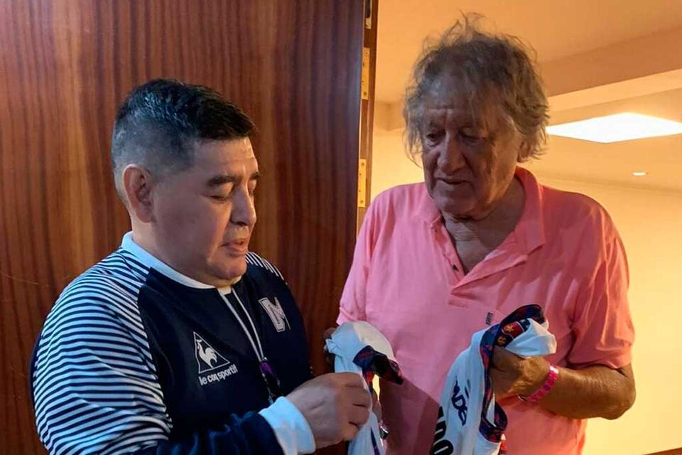 Maradona junto al Trinche Carlovich, que lo conoció este verano en Rosario. (Fuente: Instagram Maradona)