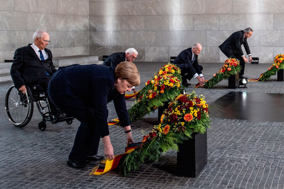 La canciller Merkel durante las ceremonias en Berlín. (Fuente: EFE)
