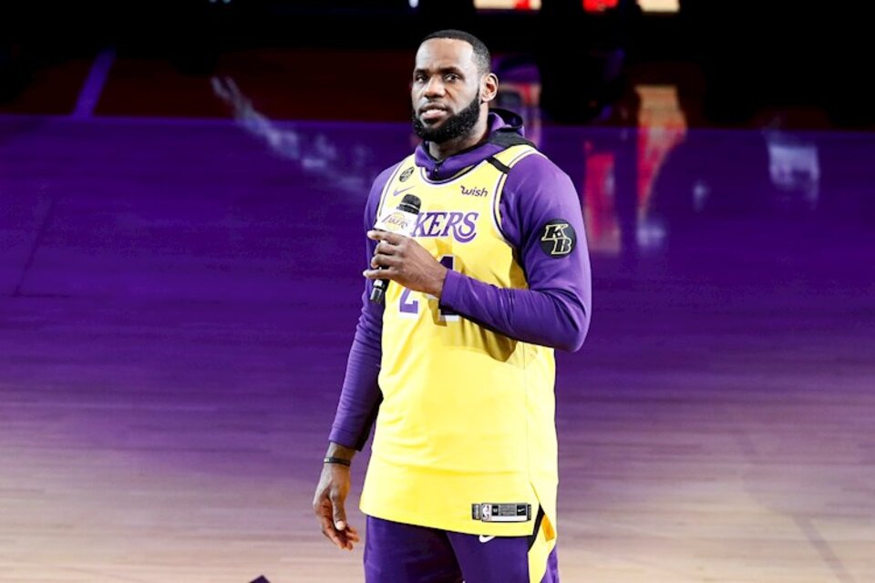 La estrella de Los Angeles Lakers sacudió las redes con su denuncia.  (Fuente: EFE)