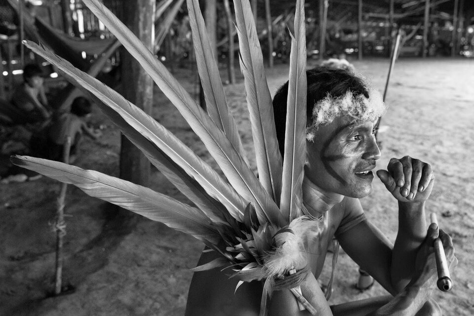 Imagen del fotógrafo brasileño Sebastiao Salgado sobre las tribus del Amazonas.