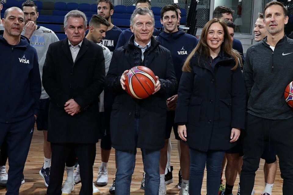 La foto difundida por Presidencia, en la que recortaron a Susbielles.   (Fuente: Presidencia)