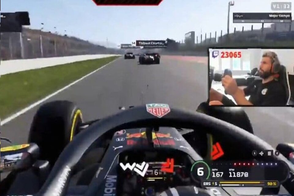 Kun Agüero durante la carrera de F1 virtual.