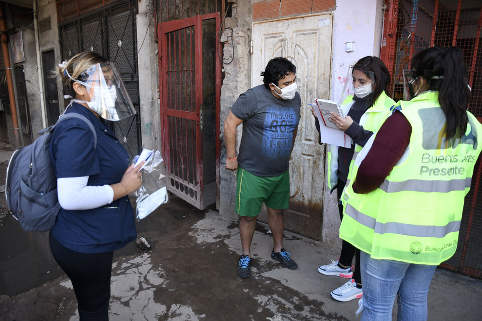 Personal de Ciudad y Nación visitan casa por casa, como parte del plan Detectar. (Fuente: Télam)