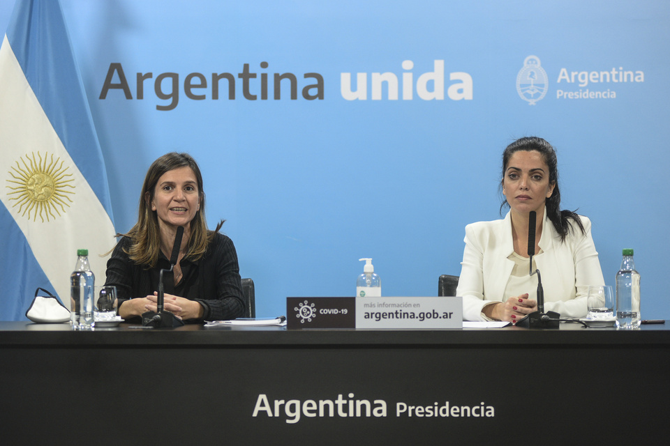 Fernanda Raverta y Luana Volnovich dieron una conferencia en la Casa Rosada.