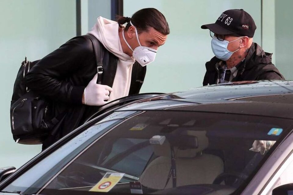 Barbijo y guantes para Zlatan al arribar a Milán. (Fuente: EFE)