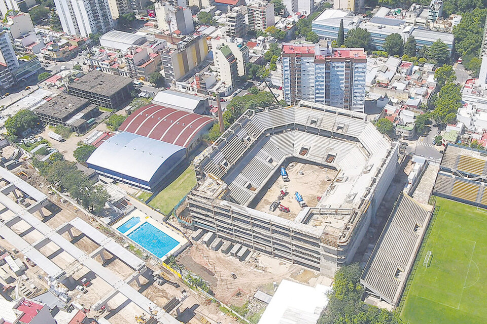 El megaestadio, emplazado entre Humdoldt, Corrientes y las vías del Ferrrocarril San Martín en Villa Crespo, sigue avanzando y destruyendo el barrio.