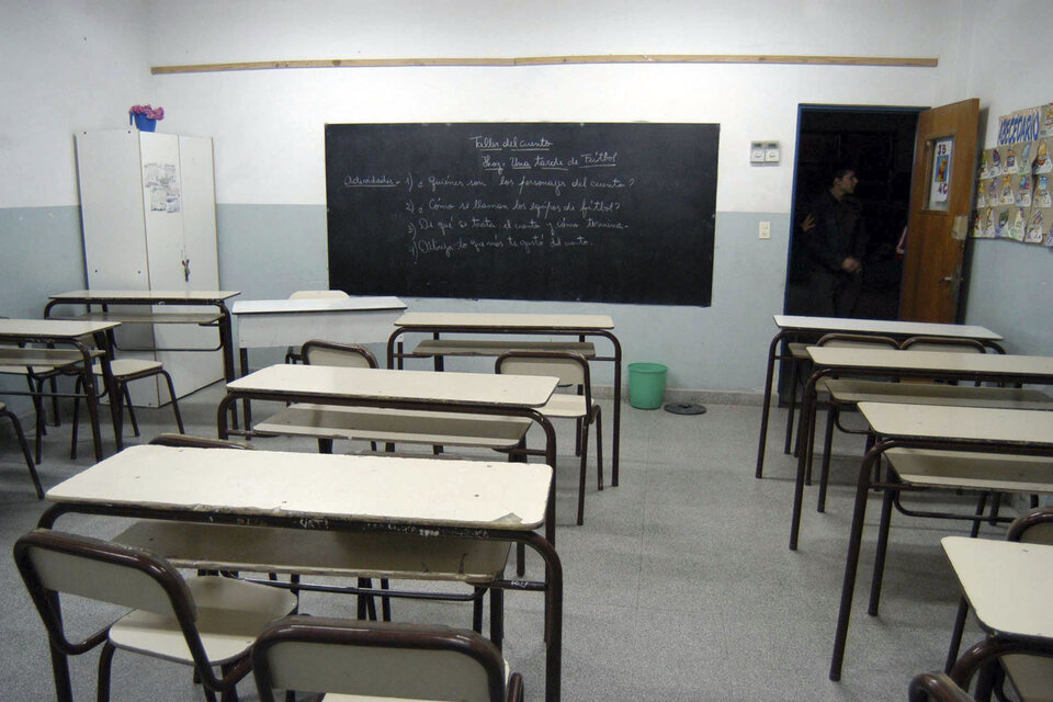 Por ahora las aulas siguen vacías pero se estima que después de las vacaciones de invierno podrían retomarse paulatinamente las clases presenciales. (Fuente: NA)