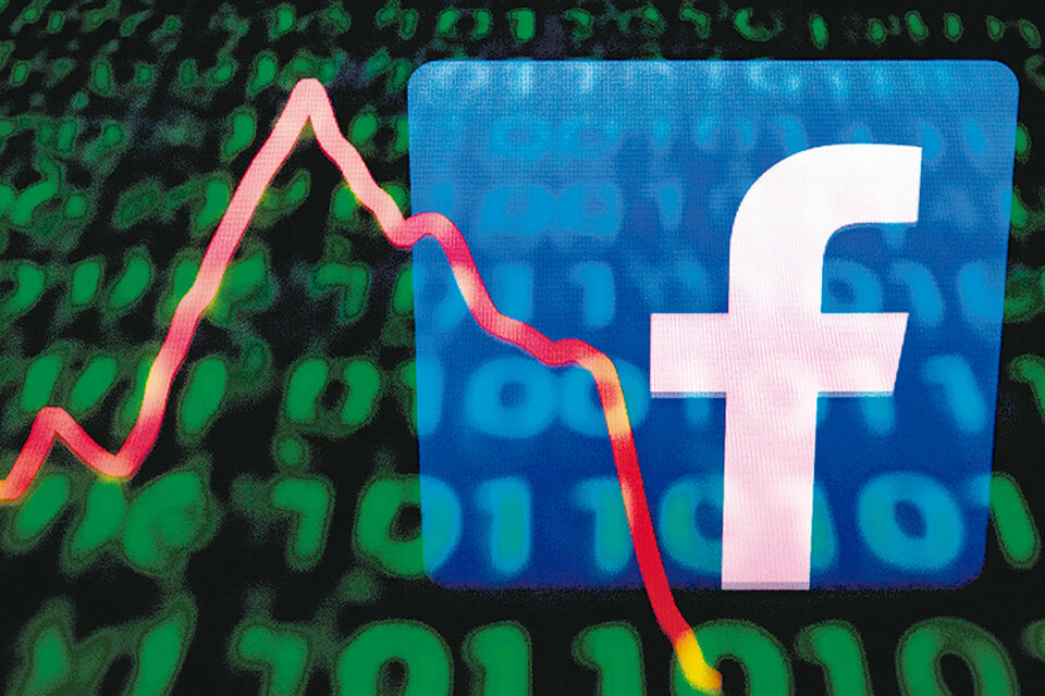 Las acciones de Facebook bajaron abruptamente cuando se supo la noticia de la multa. (Fuente: AFP)