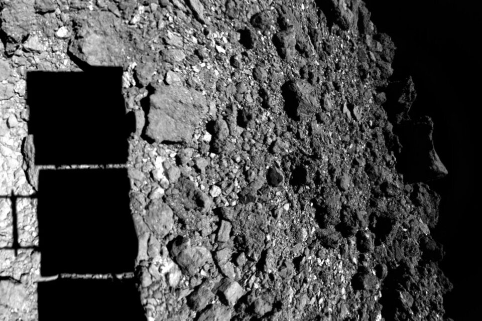 Detalle de los colores de la superficie del asteroide Ryugu.
