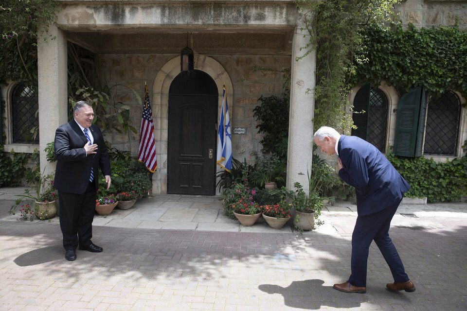 Pompeo (izq.) saluda a Benny Gantz, socio de Netanyahu en el nuevo gobierno. (Fuente: AFP)