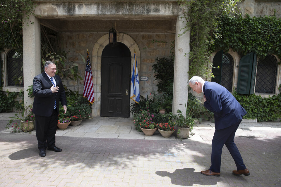Pompeo (izq.) saluda a Benny Gantz, socio de Netanyahu en el nuevo gobierno.