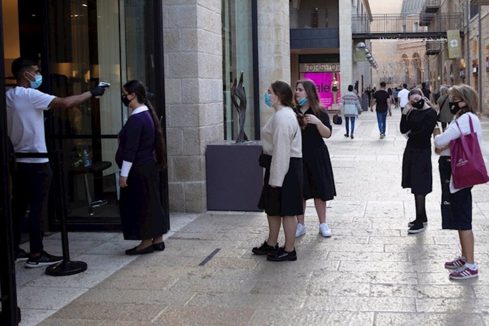 Control de temperatura en Jerusalén, donde ayer volvieron a abrir comercios.  (Fuente: EFE)