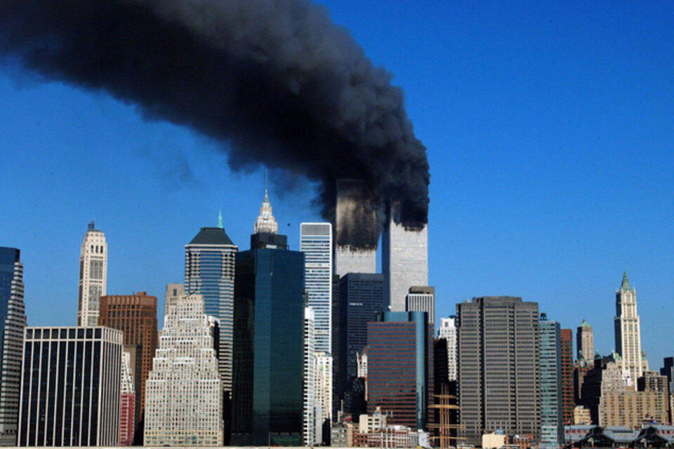 Las Torres Gemelas en llamas, minutos después del ataque con aviones, el 11 de septiembre de 2001. (Fuente: AFP)