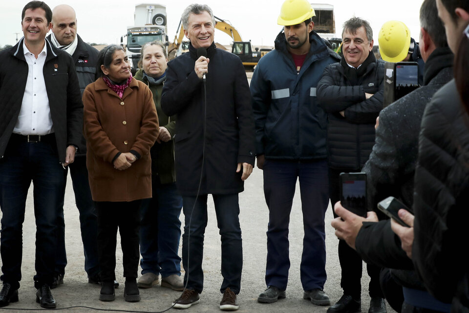 Mauricio Macri en su recorrida por las obras de la autovía ruta nacional 19, en Arroyito, Córdoba. (Fuente: Télam)