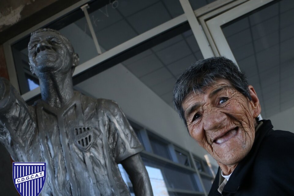 Julio Roque Pérez y la estatua con la que lo homenajeó Godoy Cruz. (Fuente: Prensa Godoy Cruz)